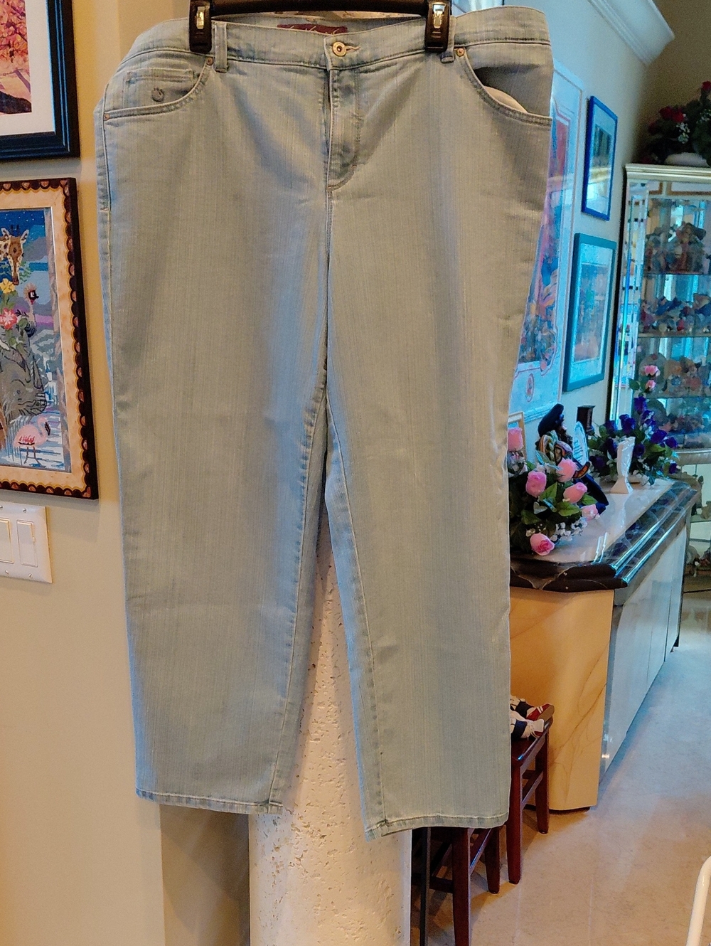 Light Women's Straight-Leg Jeans